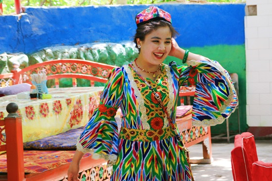 전통복을 입은 위구르 소녀 