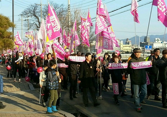 ‘학교앞교도소반대 범거창군민대책위원회’는 24일 오후 거창군청 앞 광장에서 “학교앞 교도소 반대 궐기대회”를 열고 거리행진했다.