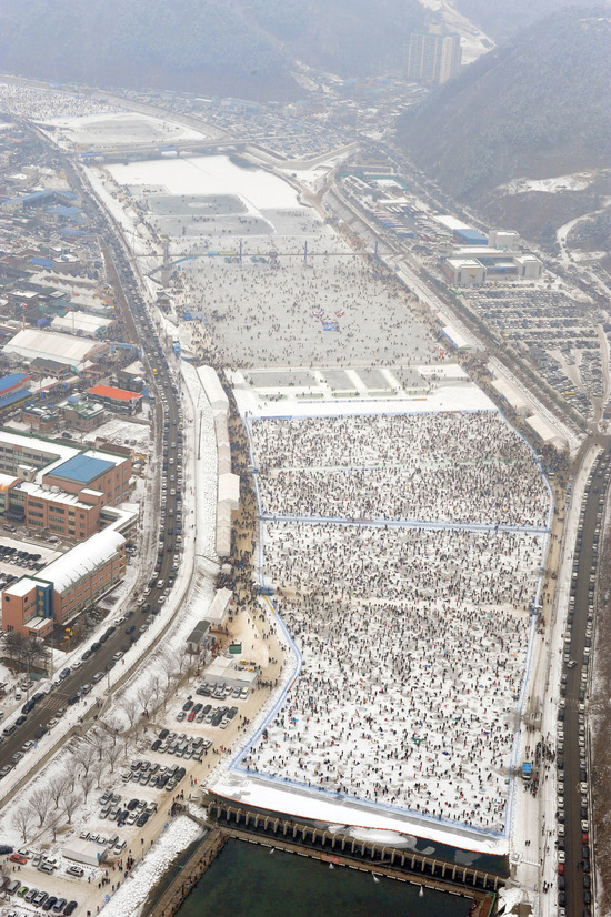 얼음나라 화천 산천어축제, 개막 15일 만에 100만 명이 넘는 관광객들이 찾았다.