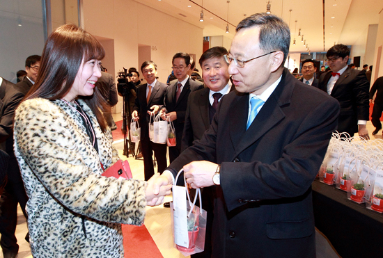 황창규 KT 회장이 26일 광화문빌딩 이스트 입주 날 직원들에게 화분을 나눠주고 있다.