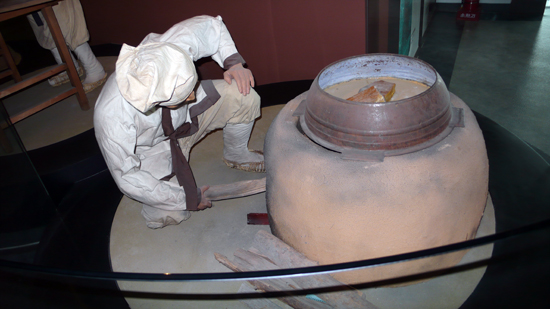 진천 종박물관, 종을 만들기 위해 밀랍 녹이는 모습을 재현해 놓은 조형물