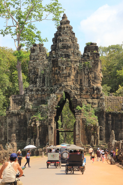 앙코르와트는 지난 1993년 유네스코에 의해 지정된 세계문화유산으로 캄보디아 국민들에게는 조상들이 남긴 문화 유산 이상의 무형의 소중한 가치를 지니고 있다.  