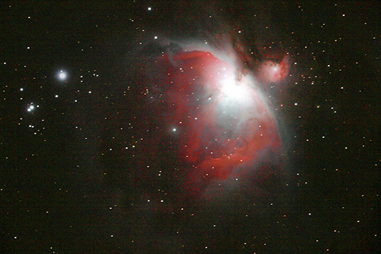 M42 오리온 대성운을 촬영한 사진이다. 오리온 대성운의 심장부에는 사다리꼴 성단(트라페지움;Trapezium)이라 알려진 4개의 뜨겁고 무거운 별들이 존재한다.