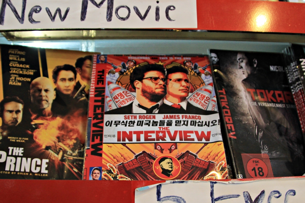 지난해 크리마스 무렵 미국개봉에 즈음하여 불법 복제된 영화 인터뷰 DVD판이 프놈펜 시내에 시장에서 장당 1불에 팔리기 시작했다.  
