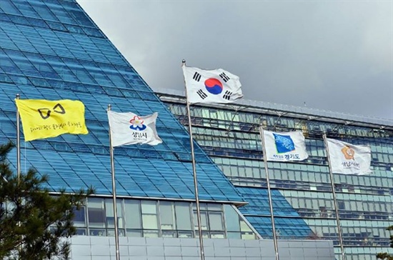 성남시청 국기게양대에 세월호 추모 깃발이 걸려 있다.