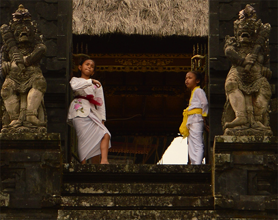 비슈누 신을 모시는 신전을 두 소녀가 지키고 있다.