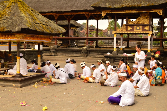 사원의 돌바닥 위에 경건하게 앉아 힌두 의식을 거행하고 있다.