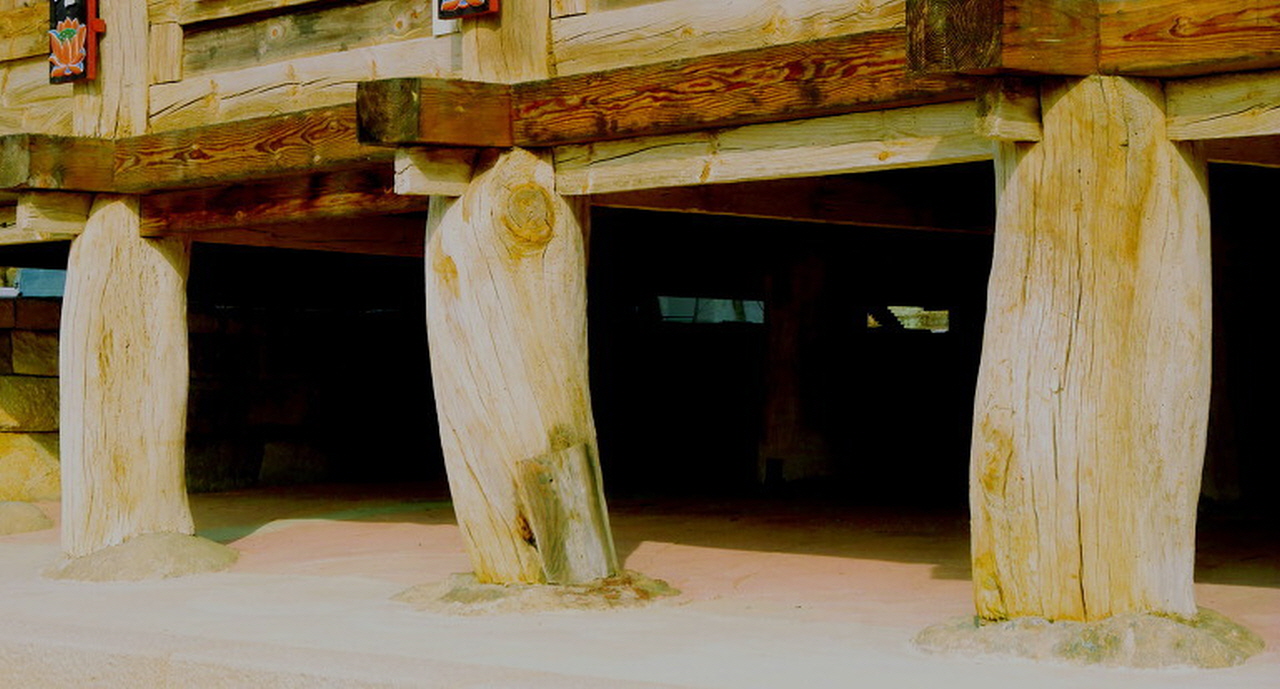 자연 그대의 모습을 간직한 화엄사 보제루 기둥