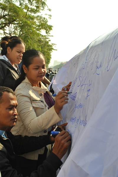치아 비치아를 죽인 진범을 찾아야 한다고 서명하는 캄보디아 사람들 