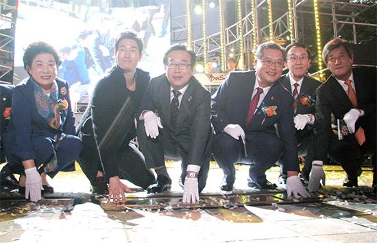 2014년 19회 부산국제영화제 전야제 행사에 참석한 서병수 부산시장(왼쪽에서 세번째)과 이용관 집행위원장(우측 끝)