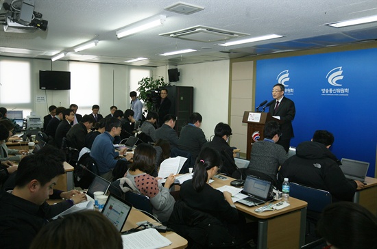 최성준 방송통신위원장이 27일 경기도 과천시 정부과천청사 방통위 기자실에서 2015년 업무보고 내용을 발표하고 있다. 