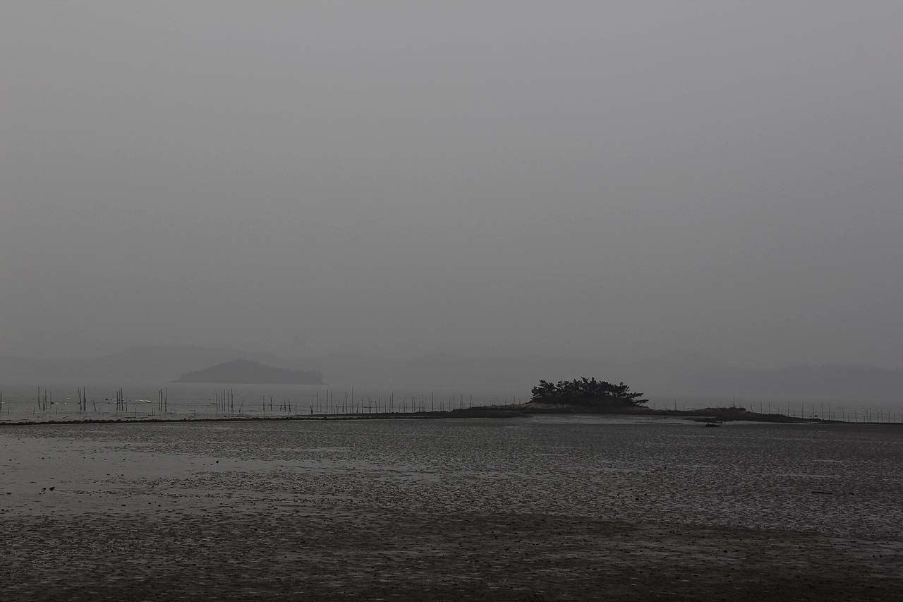 사치분교 어린이들은 학교 앞 뻘밭에서 농구연습을 하기도 했다고.