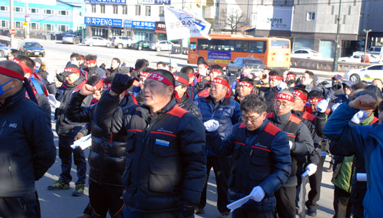 공주시민교통 노조와 대전충청버스노조원이 연대한 가운데 충남 공주시청 앞에서 관리감독 책임회피 하는 공주시는 각성하라는 구호를 외치며 집회를 하고 있다. 