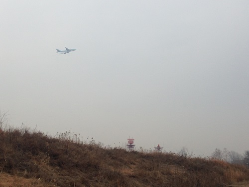 김포공항 습지위로 비행기가 날고 있다. 