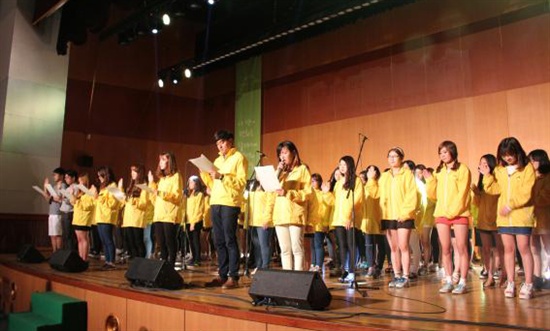 부산 평화나비콘서트 기획단은 지난해에 이어 올해도 행사를 열기로 하고 대학생과 청소년을 대상으로 참가자를 모집한다. 사진은 지난해 부경대에서 열린 콘서트 모습.