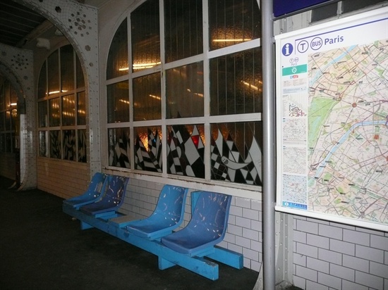 파리 지하철 역 내에 있는 개인용 의자. 노숙인들이 몸을 눕히지 못하도록 만들어놨다. 