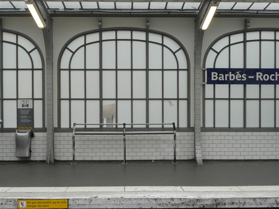 파리 지하철 역 내에 있는 서서 기댈 수 있도록 한 철판. 이것도 노숙인들의 이용을 저지하기 위해서 만든 것이다. 