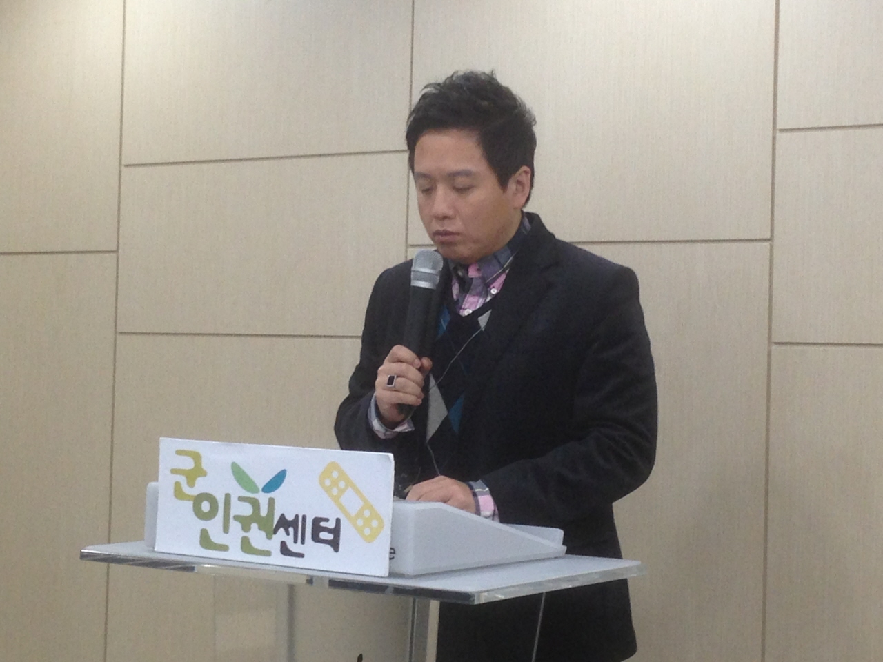 28일 오전 군 인권센터 임태훈 소장이 최근 잇따라 발생한 군인사망 사건에 대한 국가인권위원회의 직권조사를 촉구하는 기자회견을 열었다.