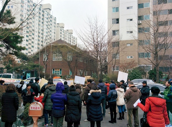 집회광경. 24·25일 주민 50여명이 '전면교체'를 주장하며 아파트 입구에서 집단시위를 벌였다. 