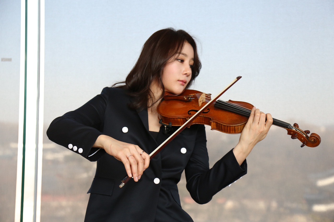 바이올리니스트 신지아 <칸토 안티고> 쇼케이스에서 신지아가 연주하는 장면