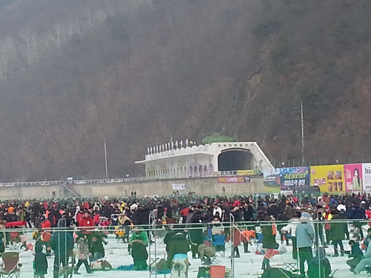 산천어축제장, 평일에도 수만명의 관광객이 찾는다.