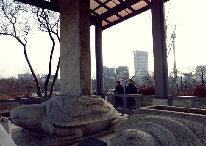 인조 임금은 남한산성에서 혹한 속을 걸어 송파나루에 있었던 삼전도까지 와서 항복을 해야했다. 