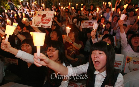 2일 저녁 서울 청계광장에서 열린 한-미 쇠고기 협상을 규탄하는 촛불문화제에서 학생들이 촛불을 높이들고 있다.