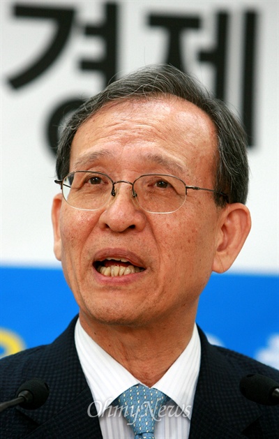 서울대 경제학부 이준구 교수. 사진은 지난 2009년 5월 25일 오마이뉴스 스튜디오에서 열린 '쿠오바디스 한국경제' 저자와의 대화 당시 모습.
