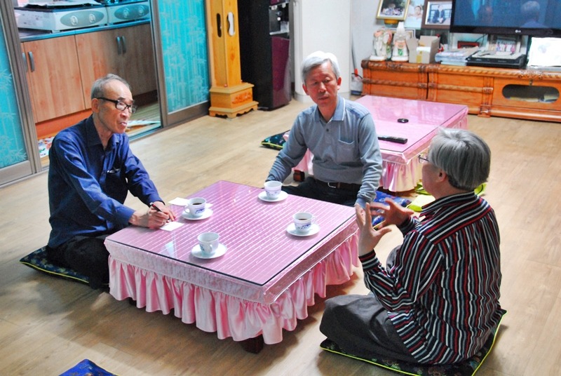 지난 해 고은 시인(좌)과 김우영 시인(중앙)이 함께 대담을 하고 있는 자리