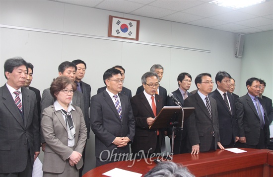 홍준표 경남지사가 28일 김해를 방문한 자리에서 성기홍 김해교육장한테 '건방지다'는 말을 한 것과 관련해, 하상수 창원교육장을 비롯한 경남지역 교육장들은 29일 오후 창원교육지원청에서 기자회견을 열어 사과하라고 촉구했다.