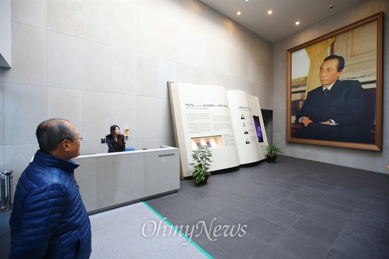 한 관람객이 박정희대통령기념·도서관 전시장을 들어서며 전시장 입구에 걸려있는 대형 초상화를 바라보고 있다. 