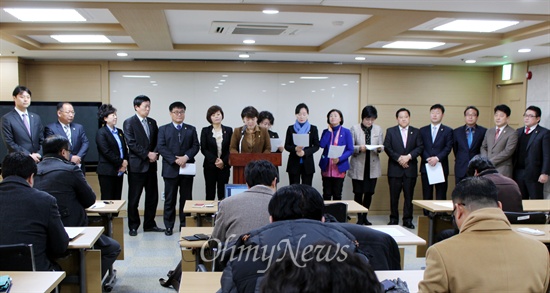 수원시의회 새정치민주연합소속 의원들이 성명을 발표하고 있다. 