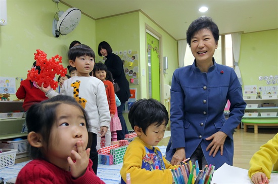 박근혜 대통령이 29일 오전 인천시 남동구 푸른숲 어린이집을 방문, 아이들의 수업을 참관하고 있다.