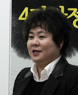 인터뷰에 응하는 윤난영 국장
