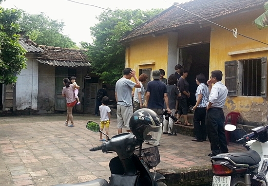 베트남 촌가를 방문하는 군산여성의전화 회원들(2013년)
