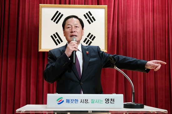 김영석 영천시장 창단 배구단을 소개하고 있는 영천시체육회 회장인 김영석 영천시장
