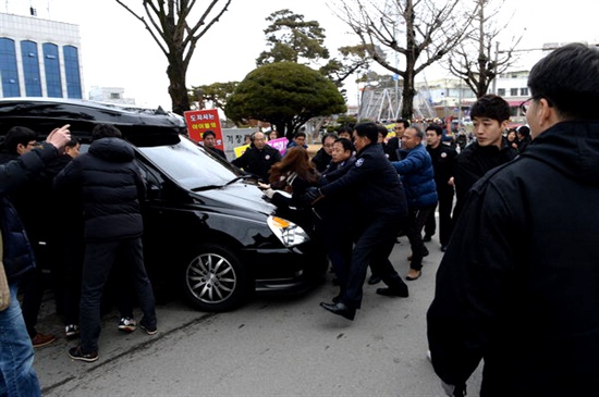  시·군을 순방하는 홍준표 지사가 지난 1월 22일 거창군청을 방문했을 때 '무상급식 중단 철회'를 요구하는 학부모와 주민들이 면담을 거부하는 홍 지사의 차량을 가로 막았다.