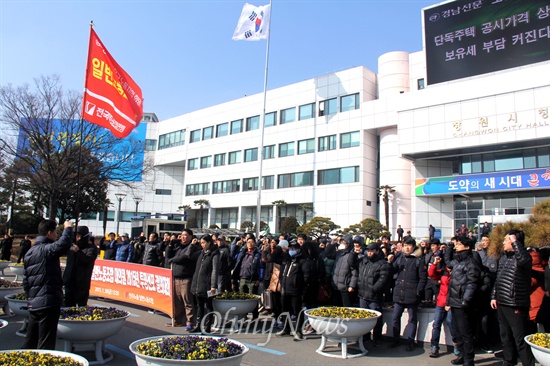 창원시립예술단 단원들의 해고를 포함한 징계로 갈등을 빚고 있는 가운데, 민주노총(경남)일반노동조합은 30일 오후 창원시청 앞에서 "대의원 투쟁선포 결의대회"를 열었다.
