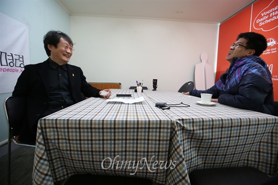 이영광 시민기자(오른쪽)가 지난 1월 27일 오후 자신의 200번째 인터뷰로 국민의명령 문성근 대표를 인터뷰하고 있다.