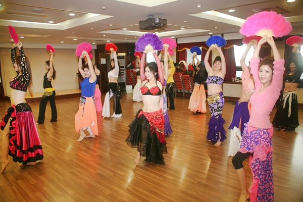 수원시 장안구 조원2동 주민센터 3층 연습실에서 춤을 추고 있는 주민들