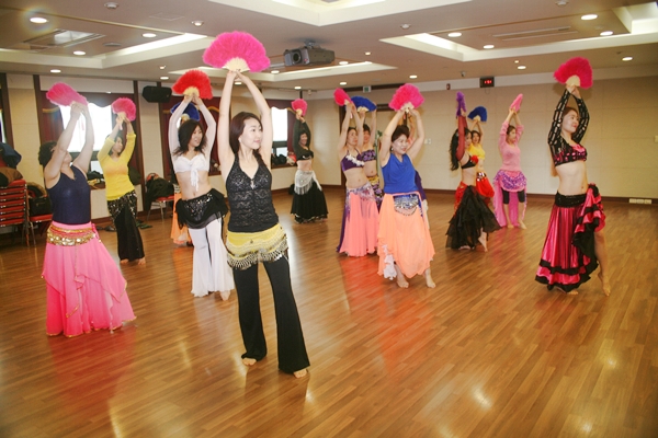 화려한 의상과 소도구 등을 이용해 춤을 추는 벨리댄스는 요즈음 들어 여성들에게 각광을 받고 있다