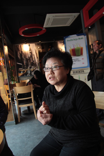 40년을 일궈 온 가게와 건물을 잃게 된 송현숙씨는 평택시에 '안정리쇼핑몰 예술인창작광장 조성' 반대 진정서를 제출했다.