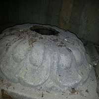1미터 높이의 콘크리트에 묻힌 석굴암 석등대좌
