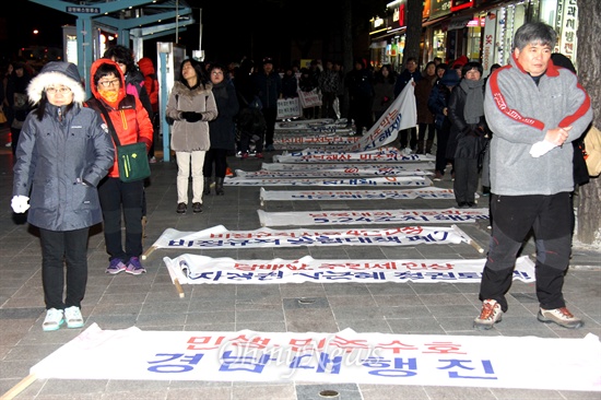 30일 저녁 창원 정우상가 앞에서 '민생-민주수호 경남대행진' 집회가 열렸다.