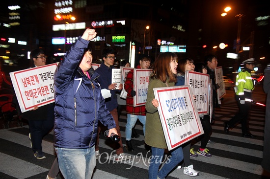 30일 저녁 '민생-민주수호 경남대행진' 참가자들이 정우상가 앞에서 3km 가량 거리에 있는 대동백화점 앞까지 구호를 외치며 거리행진했다.