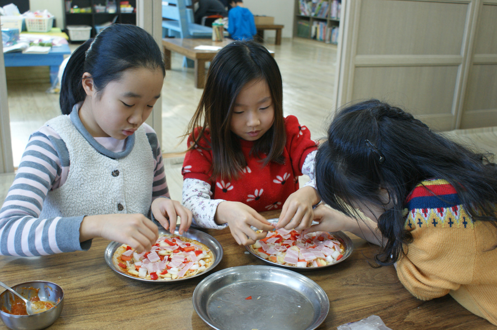 요리수업 중 피자를 만들고 있는 우리마을학교 아이들