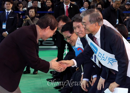 새정치민주연합 차기 당권주자로 나선 문재인·이인영·박지원(기호순) 후보가 31일 오후 서울 장충체육관에서 열린 서울특별시당 정기대의원대회 및 당대표 최고위원후보 합동연설회에 참석한 박원순 서울시장과 인사하고 있다.