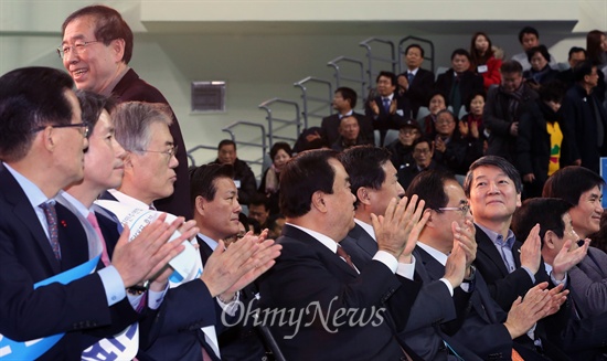 31일 오후 서울 장충체육관에서 열린 서울특별시당 정기대의원대회 및 당대표 최고위원후보 합동연설회에 참석한 박원순 서울시장이 자리에서 일어나 인사하고 있다. 이날 연설회에는 새정치민주연합 차기 당권주자로 나선 문재인·이인영·박지원(기호순) 후보와 문희상 비대위원장, 김한길·안철수 전 공동대표가 나란히 참석했다.