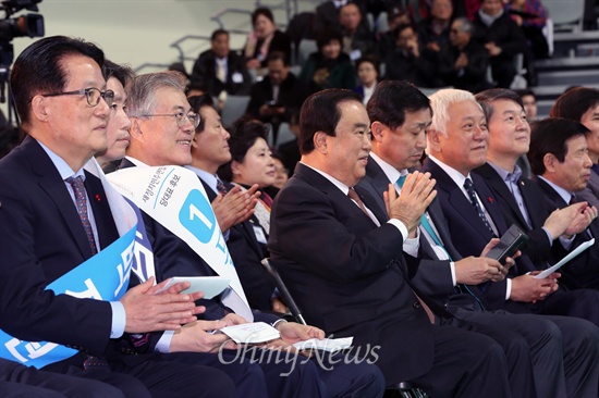 새정치민주연합 차기 당권주자로 나선 문재인·이인영·박지원(기호순) 후보가 31일 오후 서울 장충체육관에서 열린 서울특별시당 정기대의원대회 및 당대표 최고위원후보 합동연설회에 문희상 비대위원장, 신기남 선거관리위원장, 김한길·안철수 전 공동대표와 나란히 참석해 앉아 있다.