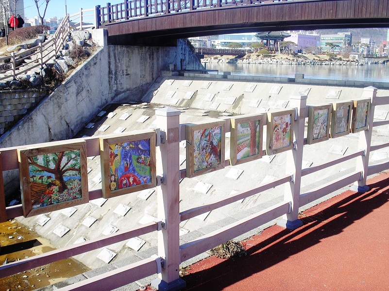 산책로를 따라 전시된 어린이 미술작품들